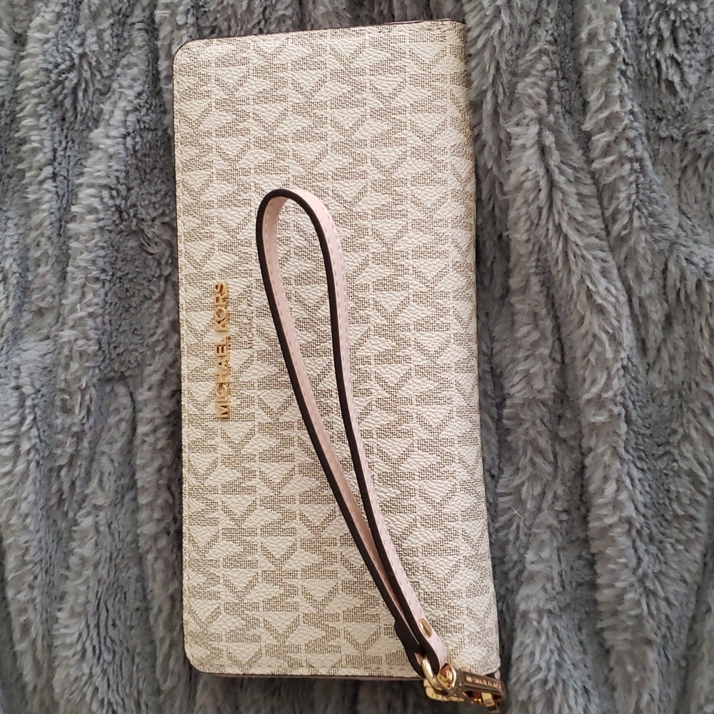 Signature Jet Set Continental Wallet